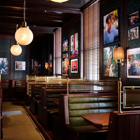 ホテル Nomad ロンドン エクステリア 写真 Interior of a typical PF. Chang's