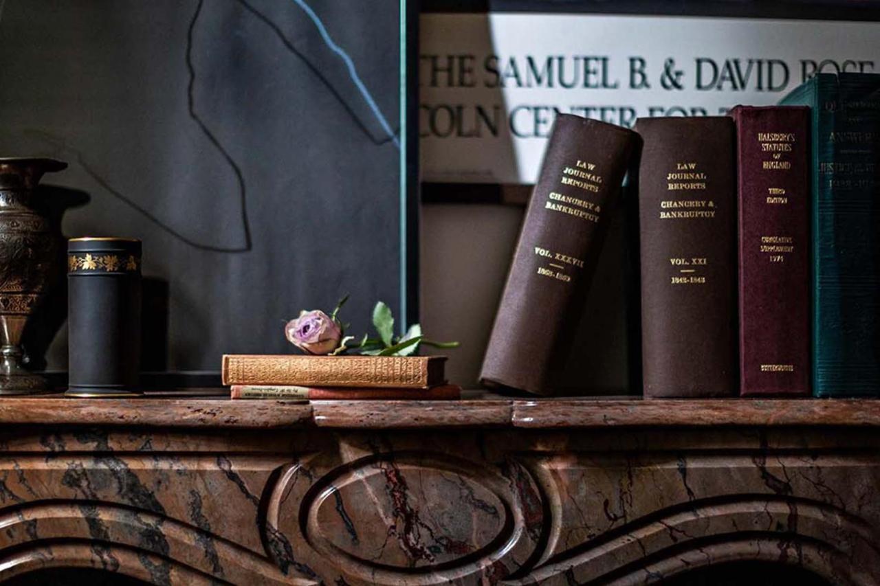 ホテル Nomad ロンドン エクステリア 写真 Books on a fireplace mantel