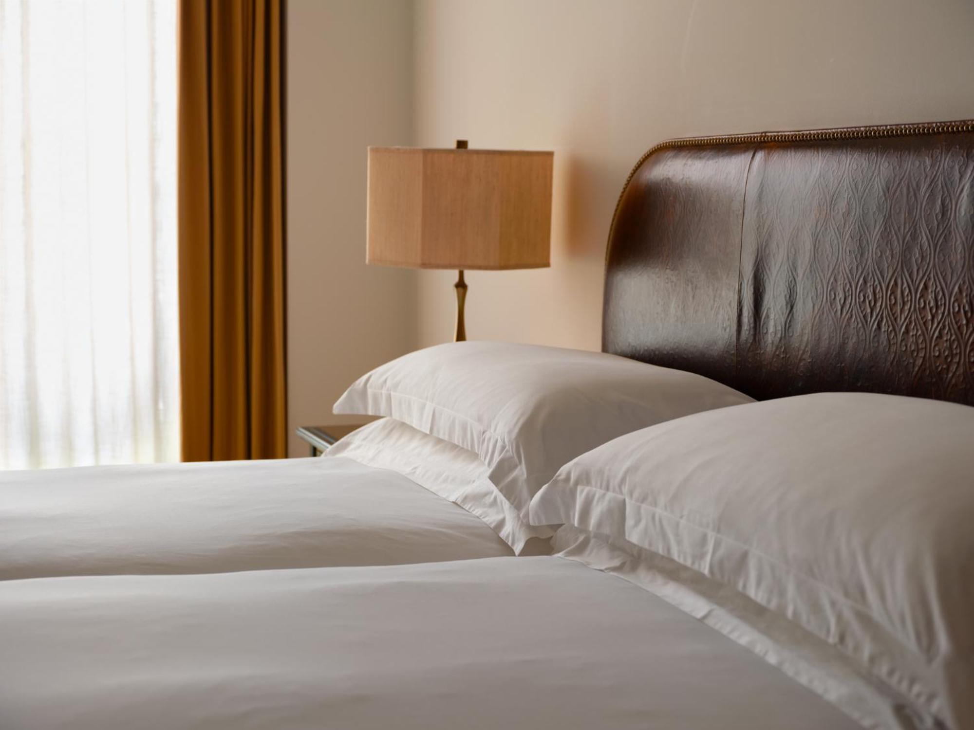 ホテル Nomad ロンドン エクステリア 写真 A bed with two pillows