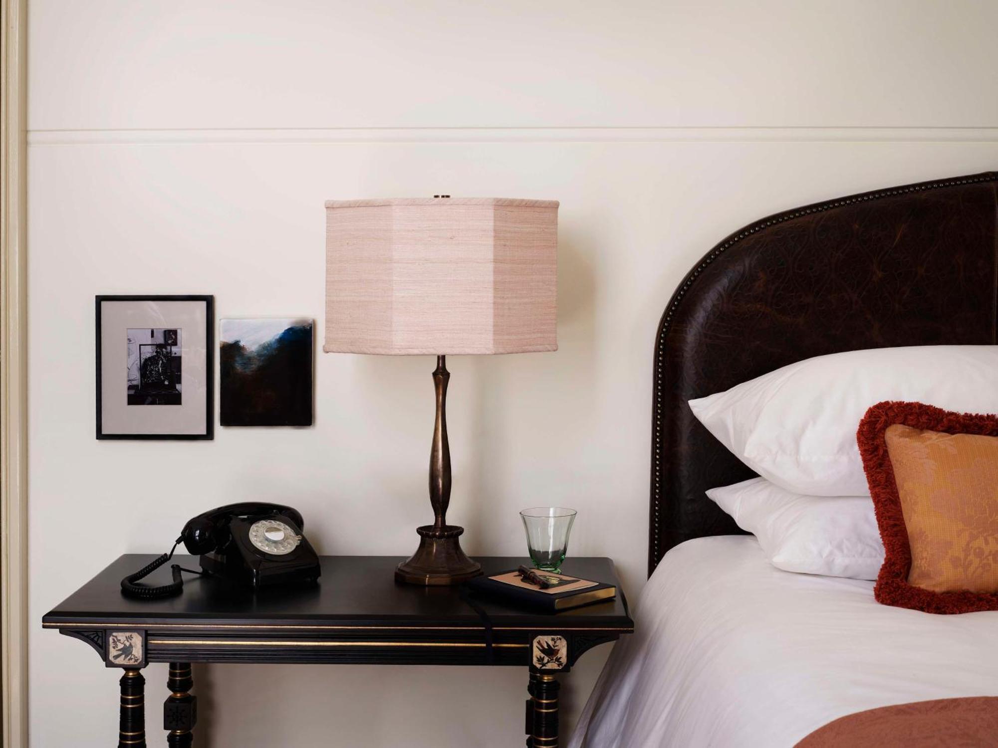 ホテル Nomad ロンドン エクステリア 写真 A bedside table