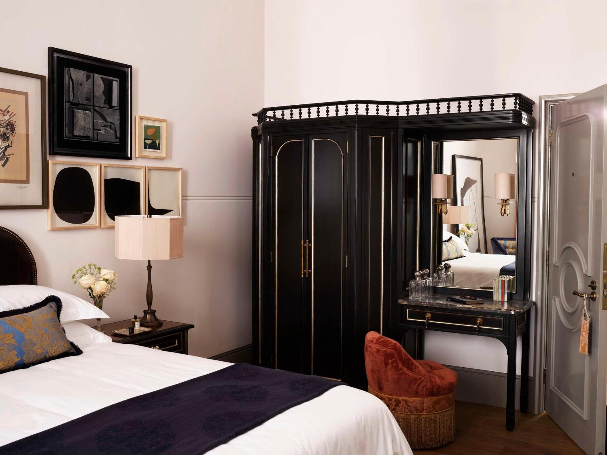 ホテル Nomad ロンドン エクステリア 写真 A bedroom at the Mandarin Oriental, Singapore