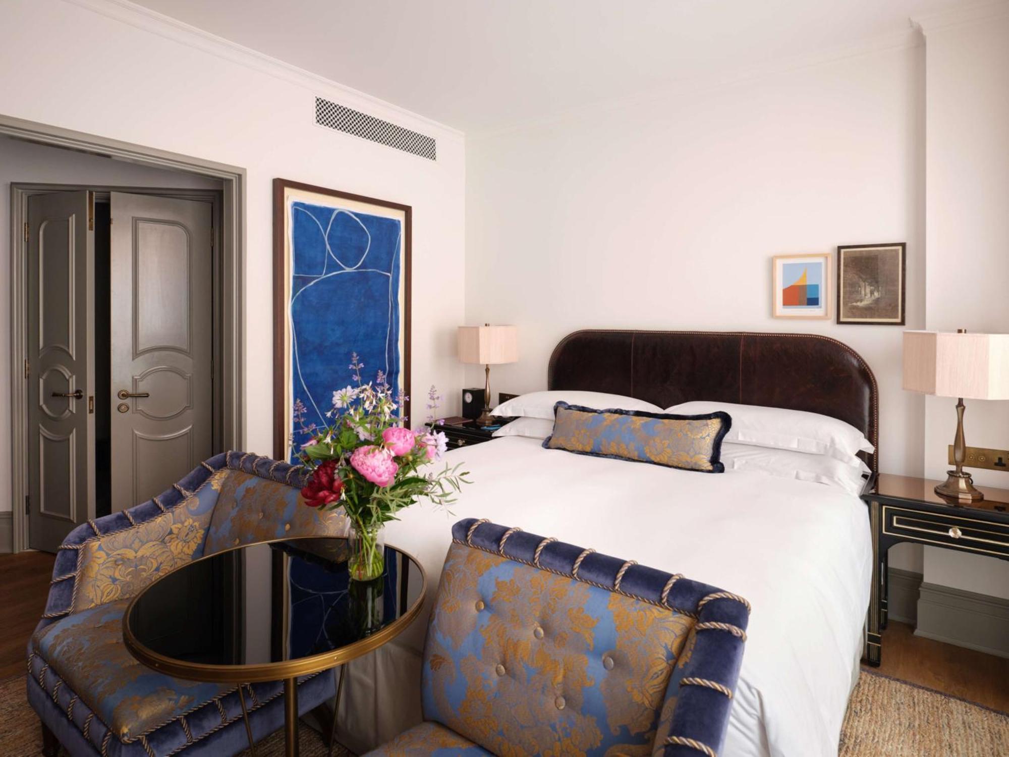 ホテル Nomad ロンドン エクステリア 写真 A bedroom at the Four Seasons Hotel